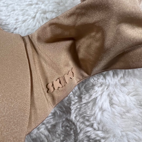 Skims Womens Fits Everybody Wireless Plunge Bra Tan Nude Size 30A RN158973 - Picture 10 of 11